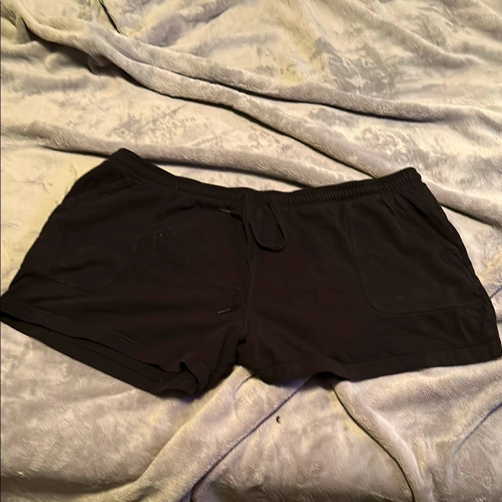 Terra & Sky Women's Black Athletic Shorts